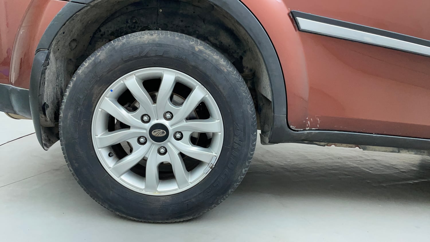 Used 2018 Mahindra XUV500 W9 AT Diesel Automatic tyres RIGHT REAR TYRE RIM VIEW