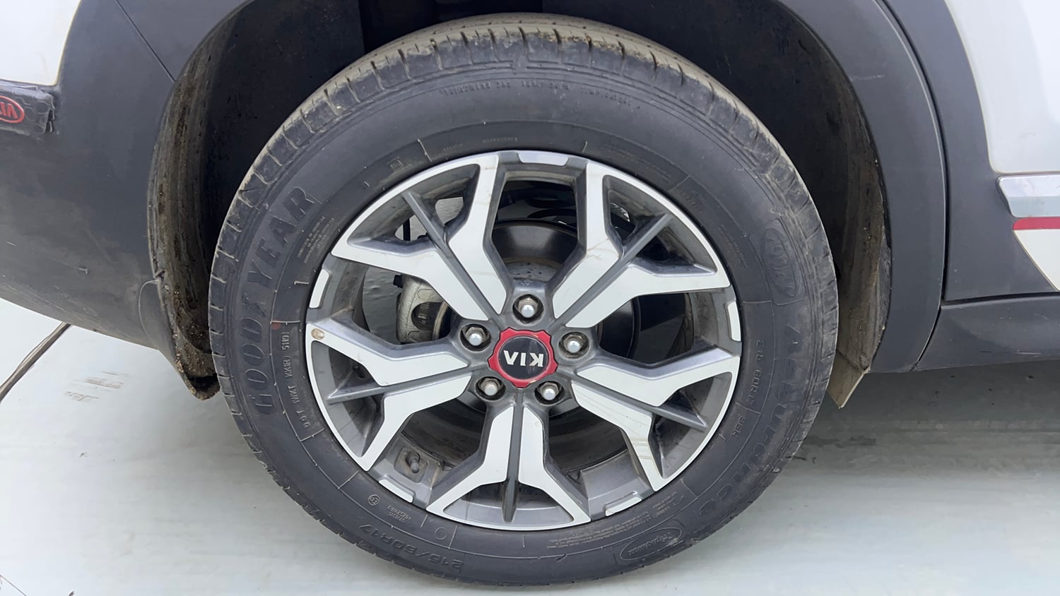 Used 2020 kia Seltos GTX Plus DCT 1.4 Petrol Automatic tyres RIGHT REAR TYRE RIM VIEW