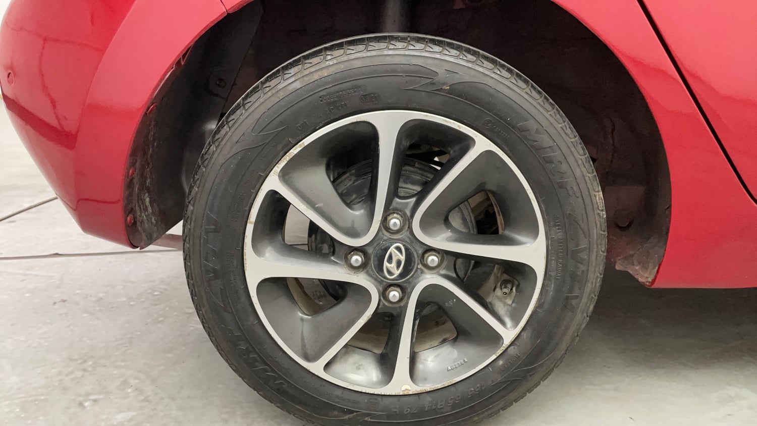 Used 2017 Hyundai Grand i10 Sportz (O) AT 1.2 Kappa VTVT Petrol Automatic tyres RIGHT REAR TYRE RIM VIEW