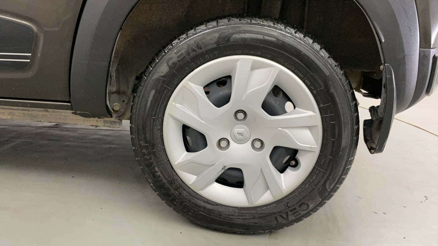 Used 2023 Renault Kwid RXT 1.0 Petrol Manual tyres LEFT REAR TYRE RIM VIEW