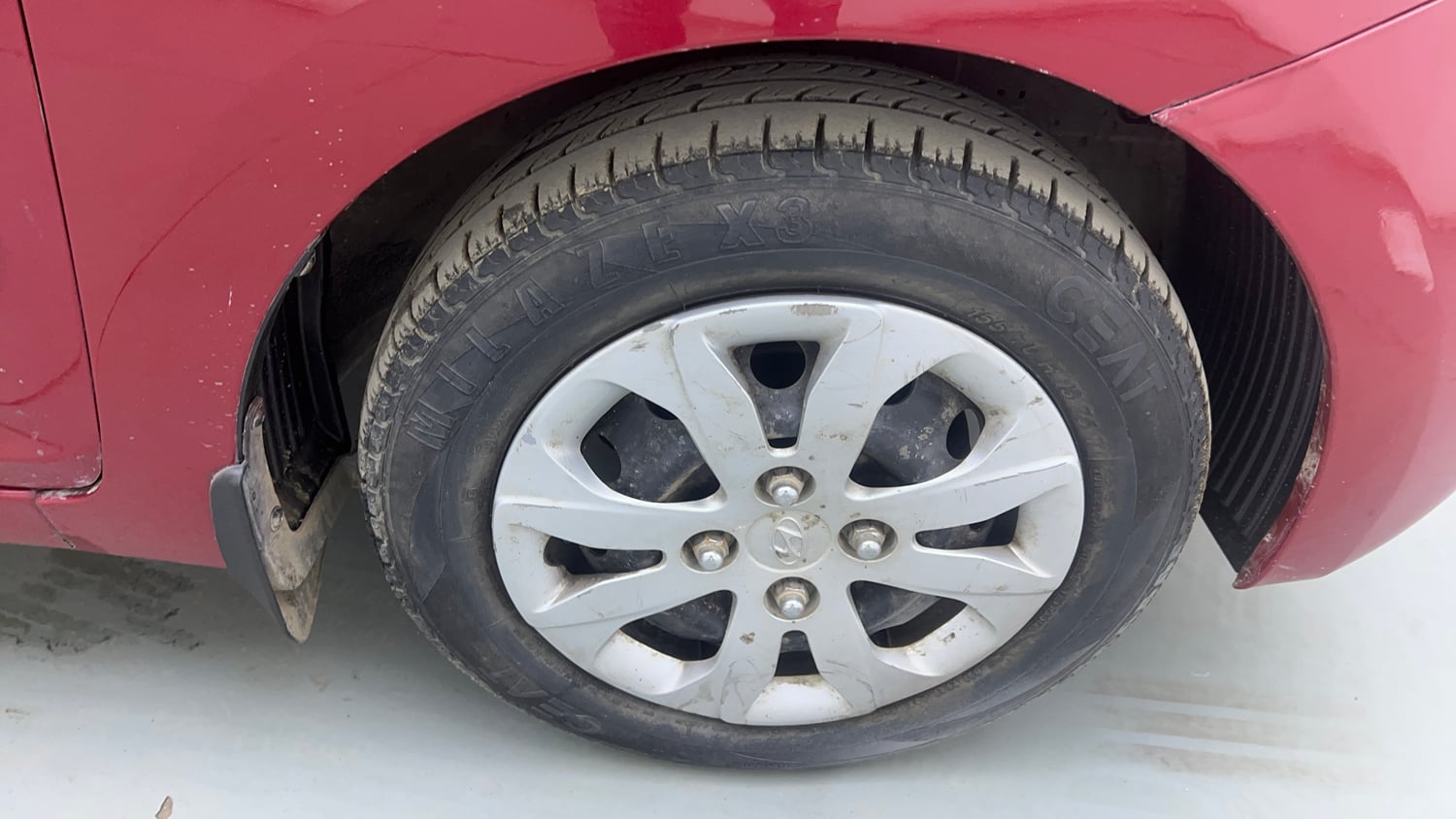 Used 2016 Hyundai Eon Magna + Petrol Manual tyres RIGHT FRONT TYRE RIM VIEW