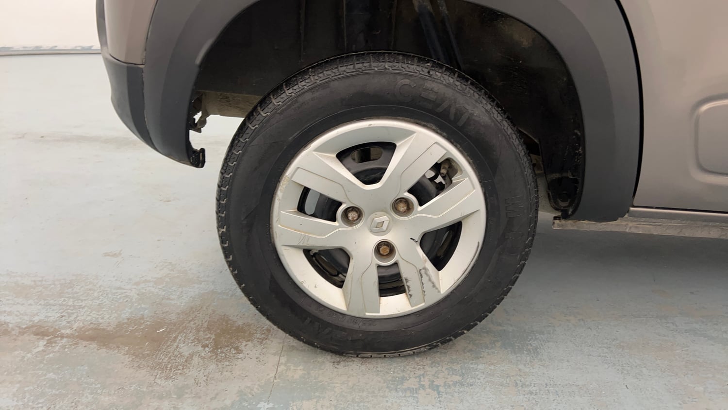 Used 2017 Renault Kwid 1.0 RXT AMT Petrol Automatic tyres RIGHT REAR TYRE RIM VIEW