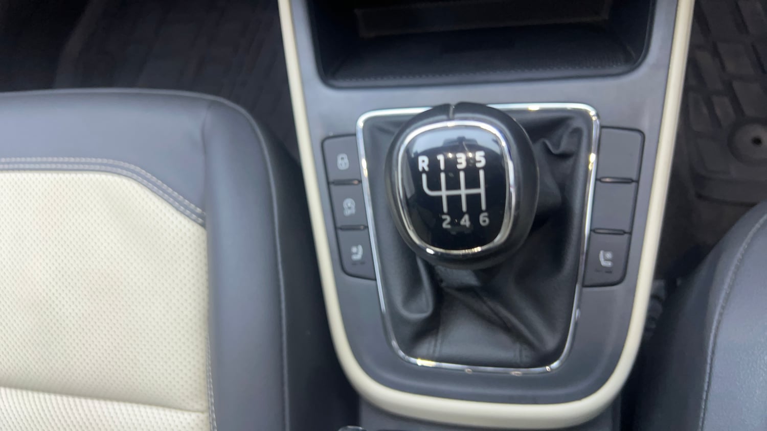 Used 2025 Skoda Slavia Style 1.0L TSI MT Petrol Manual interior GEAR  KNOB VIEW