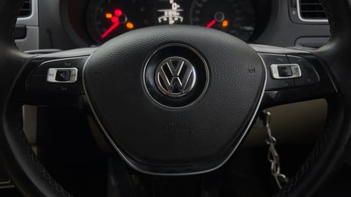 Used 2014 Volkswagen Polo Highline1.2L (P) Petrol Manual top_features Steering mounted controls