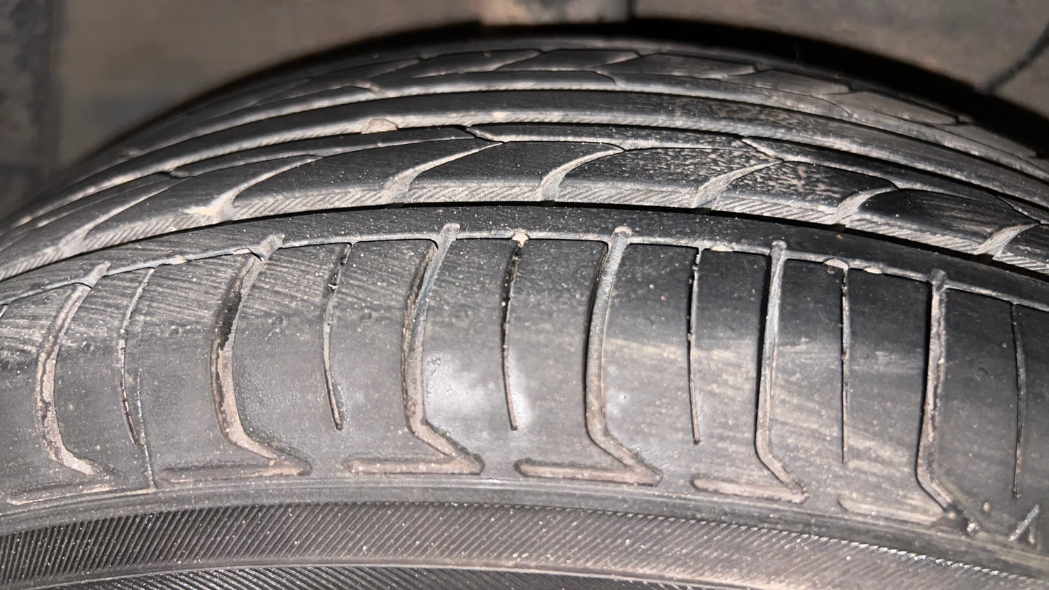 Used 2015 Hyundai Grand i10 Asta 1.1 CRDi (O) Diesel Manual tyres RIGHT REAR TYRE TREAD VIEW