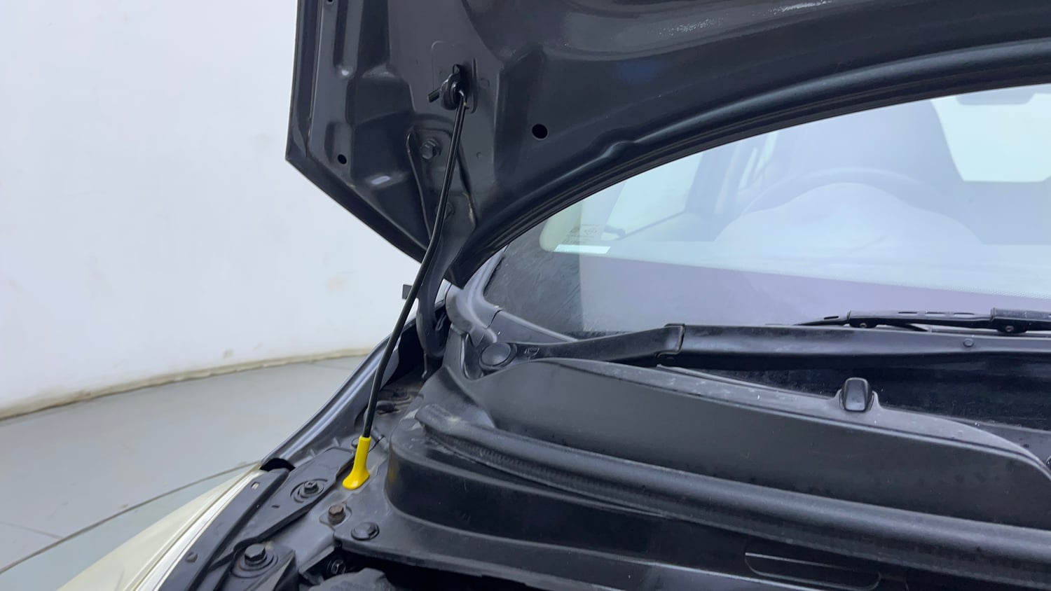 Used 2014 Hyundai i10 Sportz 1.1 iRDE2 Petrol Manual engine ENGINE RIGHT SIDE HINGE & APRON VIEW