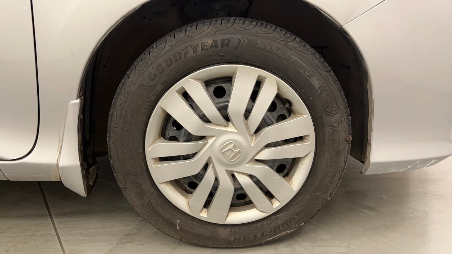Used 2014 Honda City SV Petrol Manual tyres RIGHT FRONT TYRE RIM VIEW