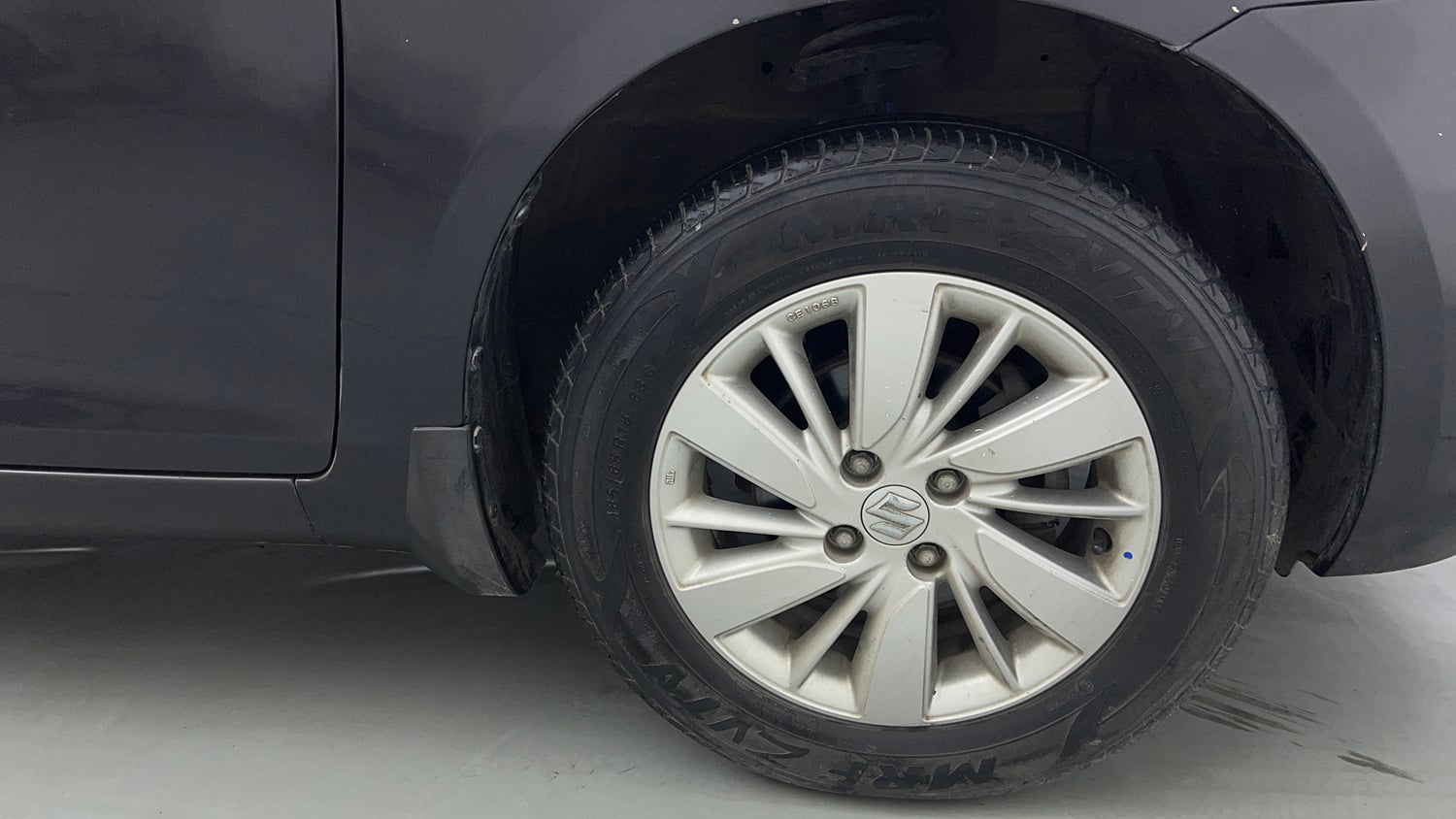 Used 2015 Maruti Suzuki Swift ZXi Petrol Manual tyres RIGHT FRONT TYRE RIM VIEW
