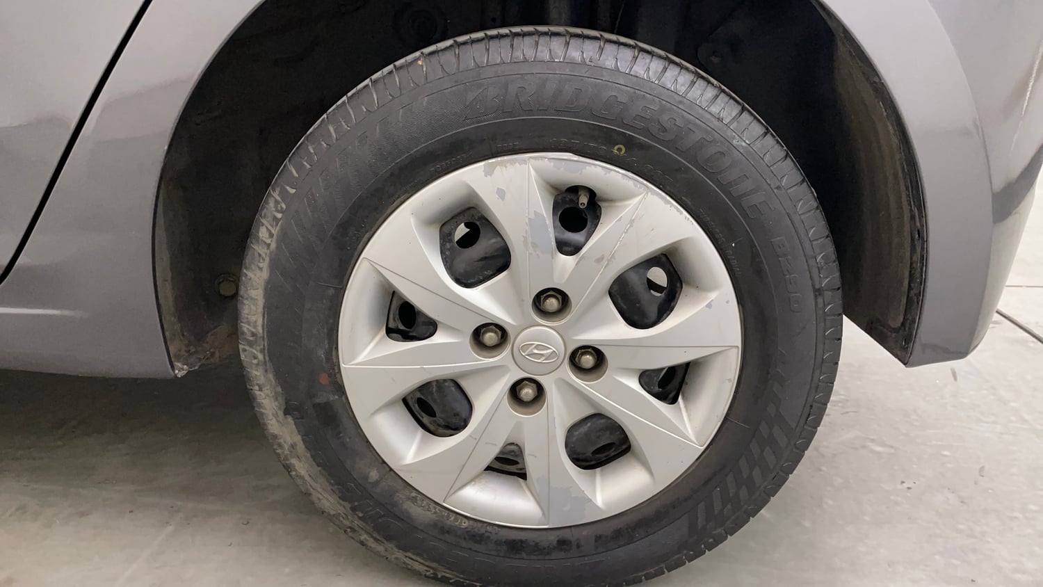 Used 2017 Hyundai Elite i20 Sportz 1.2 Petrol Manual tyres LEFT REAR TYRE RIM VIEW