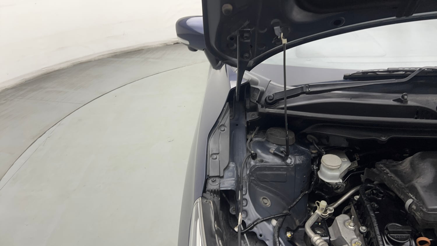 Used 2022 Maruti Suzuki Baleno Alpha AGS Petrol Automatic engine ENGINE RIGHT SIDE HINGE & APRON VIEW