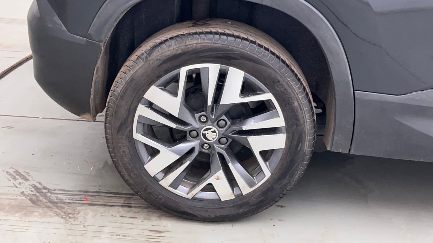 Used 2026 Skoda Kylaq Prestige Petrol Manual tyres RIGHT REAR TYRE RIM VIEW
