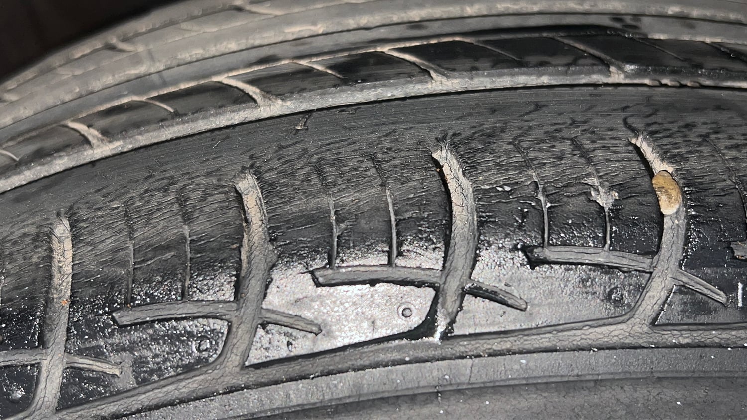 Used 2015 Maruti Suzuki Ciaz VXi+ AT Petrol Automatic tyres LEFT REAR TYRE TREAD VIEW