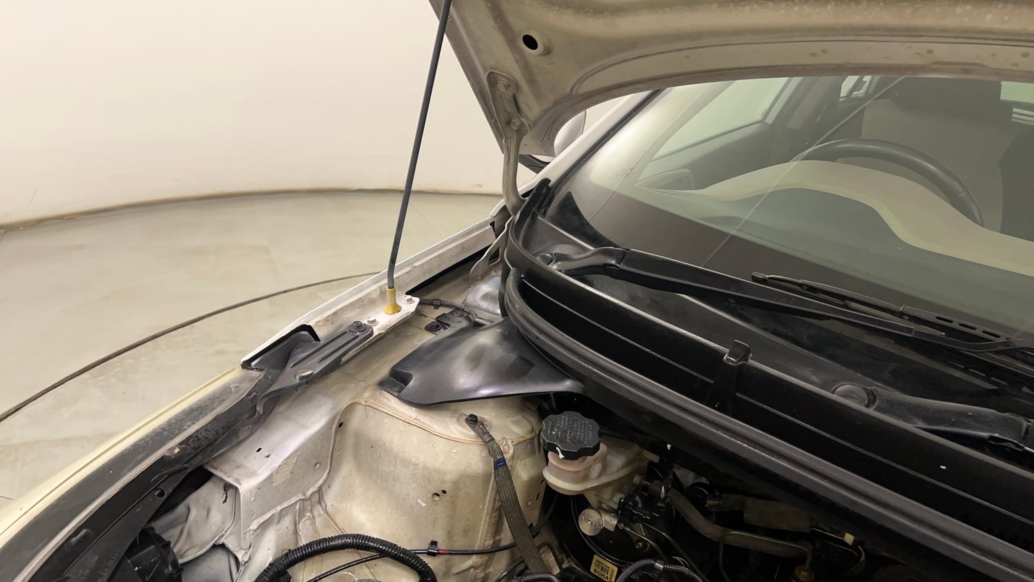 Used 2016 Hyundai Elite i20 Asta 1.2 (O) Petrol Manual engine ENGINE RIGHT SIDE HINGE & APRON VIEW