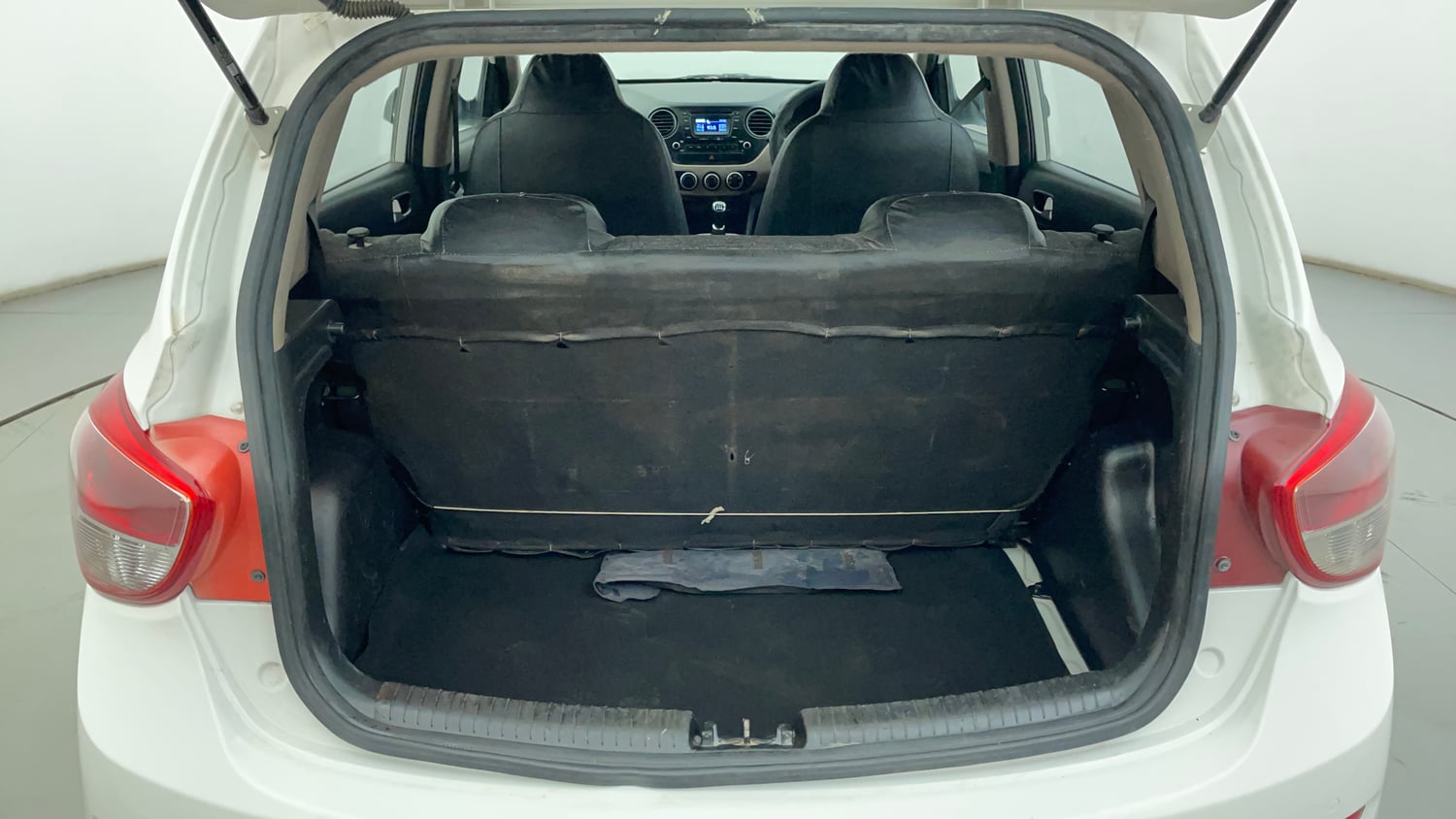 Used 2015 Hyundai Grand i10 Sportz 1.2 Kappa VTVT Petrol Manual interior DICKY INSIDE VIEW