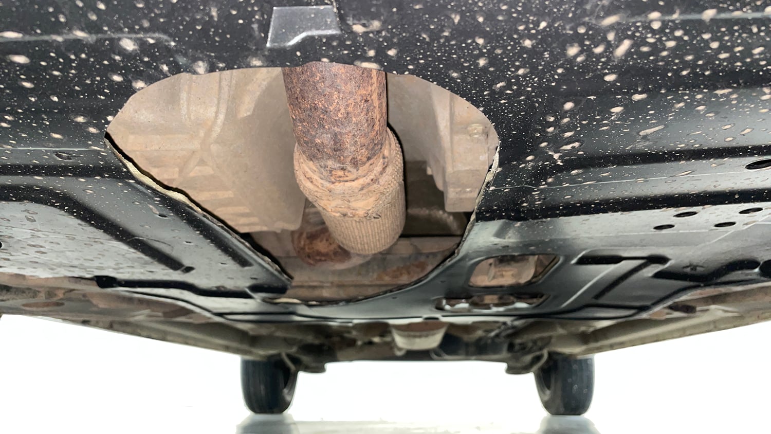 Used 2022 Mahindra XUV 300 W6 1.2 Petrol AMT Petrol Automatic extra FRONT LEFT UNDERBODY VIEW