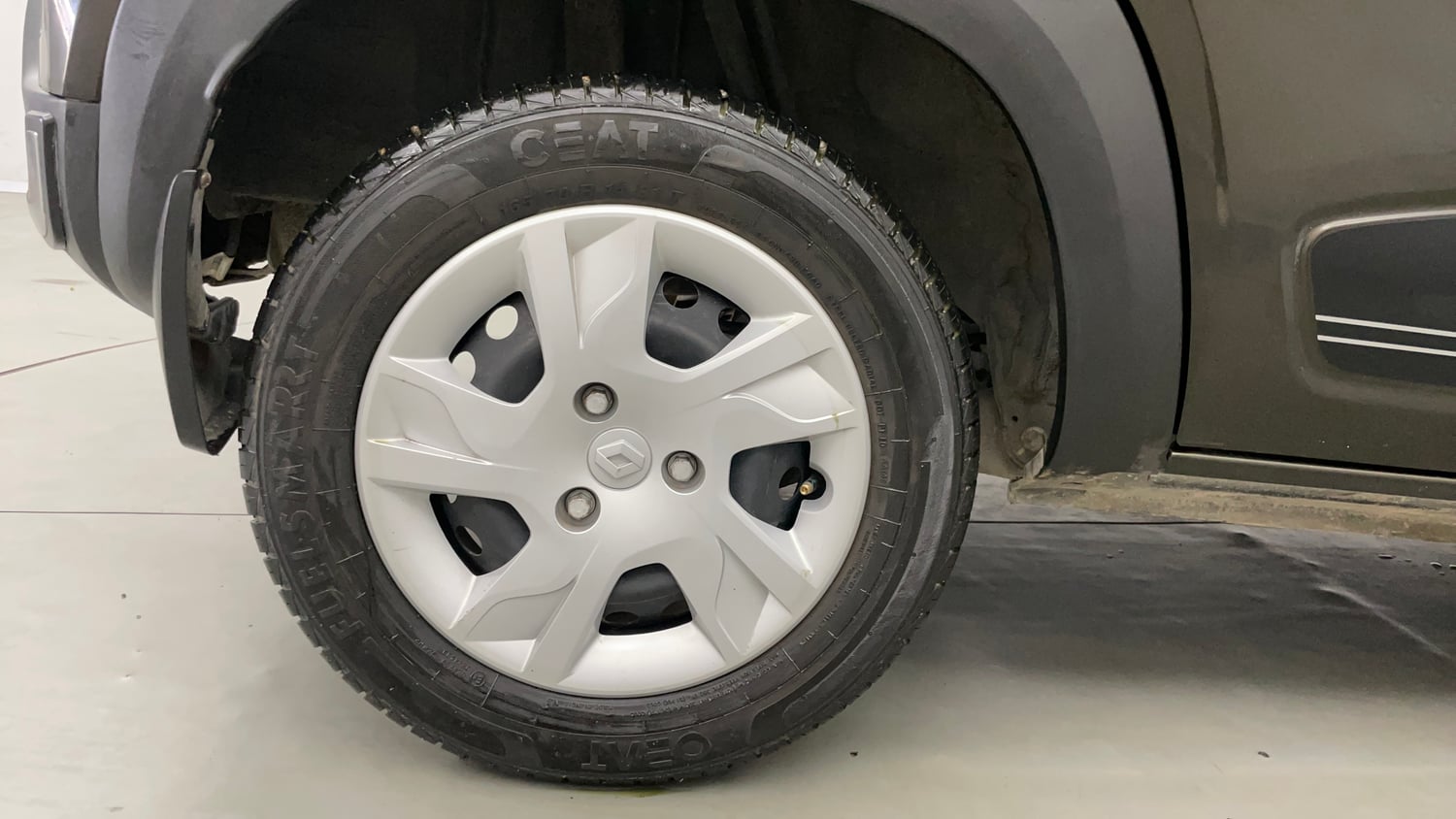 Used 2023 Renault Kwid RXT 1.0 Petrol Manual tyres RIGHT REAR TYRE RIM VIEW