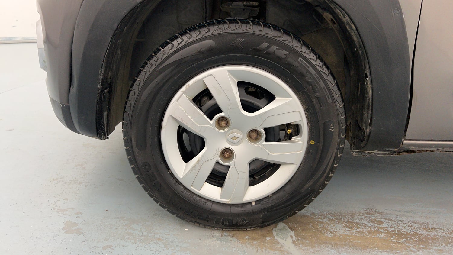 Used 2017 Renault Kwid 1.0 RXT AMT Petrol Automatic tyres LEFT FRONT TYRE RIM VIEW