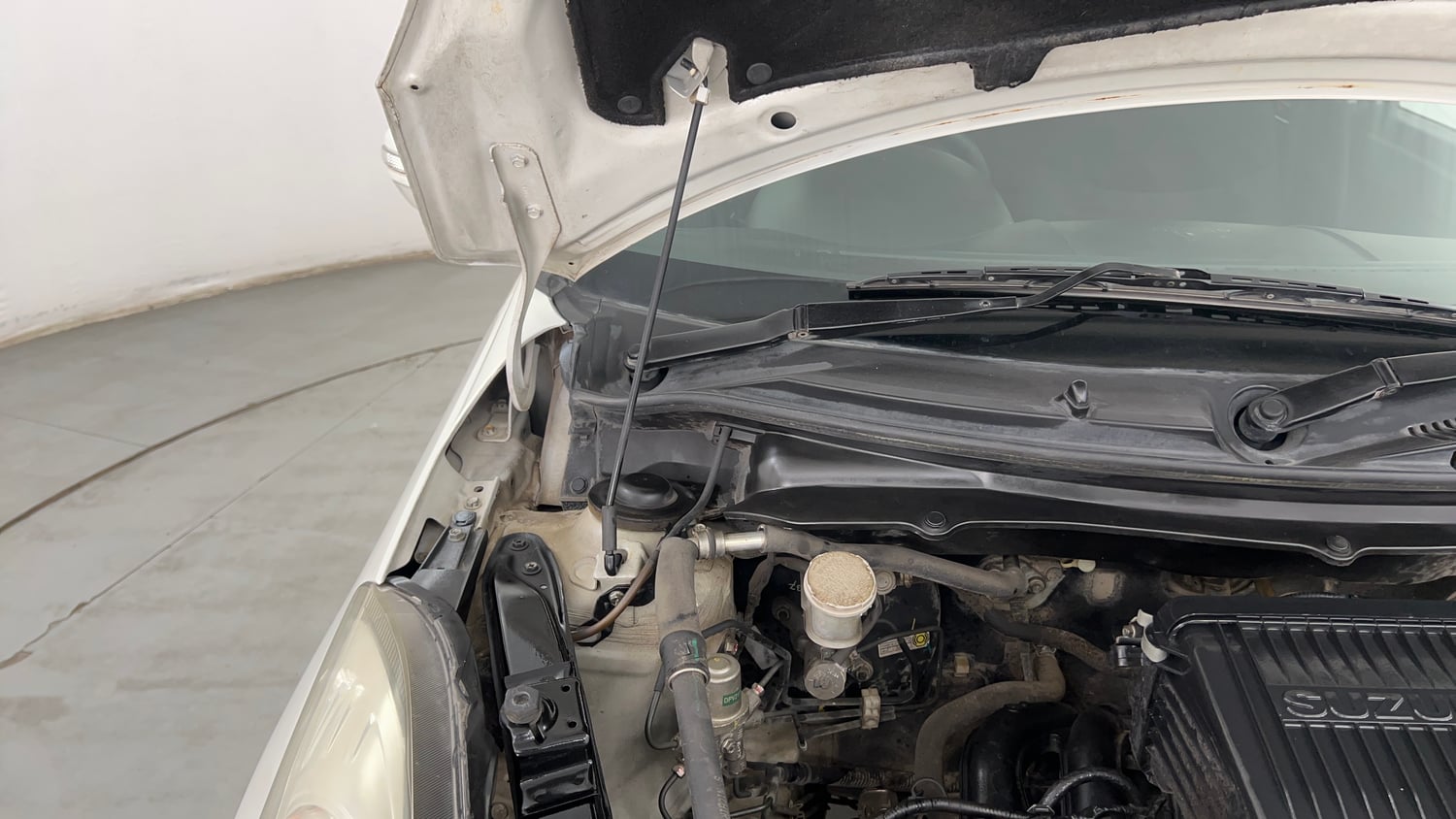 Used 2014 Maruti Suzuki Swift VXi Petrol Manual engine ENGINE RIGHT SIDE HINGE & APRON VIEW