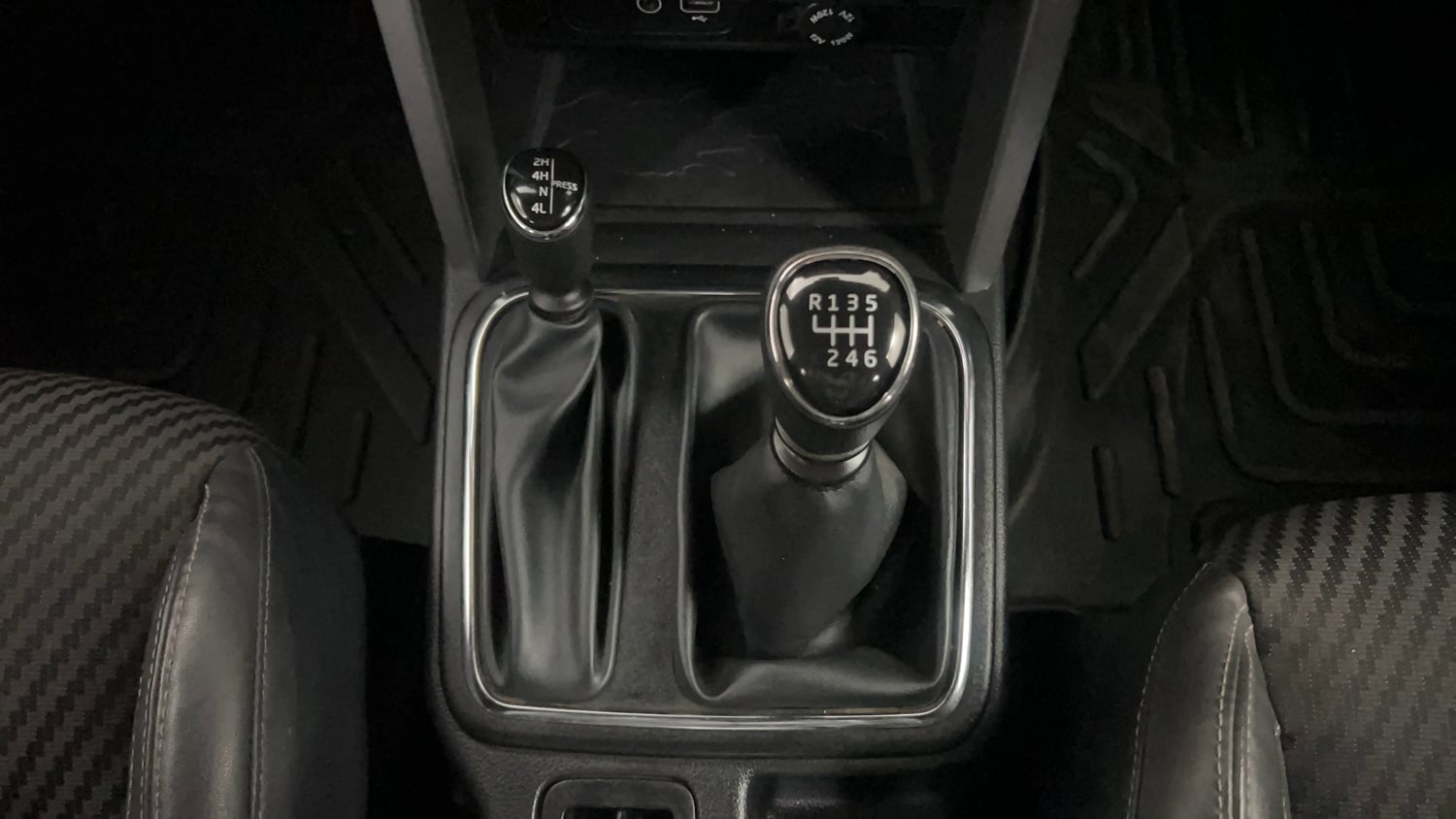 Used 2022 mahindra Thar LX Hard Top Petrol MT 4WD Petrol Manual interior GEAR  KNOB VIEW