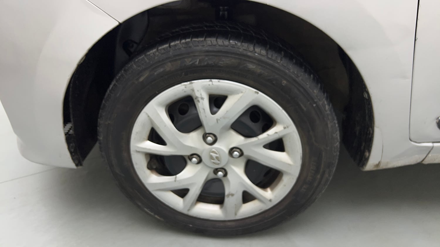 Used 2018 Hyundai Grand i10 Sportz (O) 1.2 Kappa VTVT Petrol Manual tyres LEFT FRONT TYRE RIM VIEW