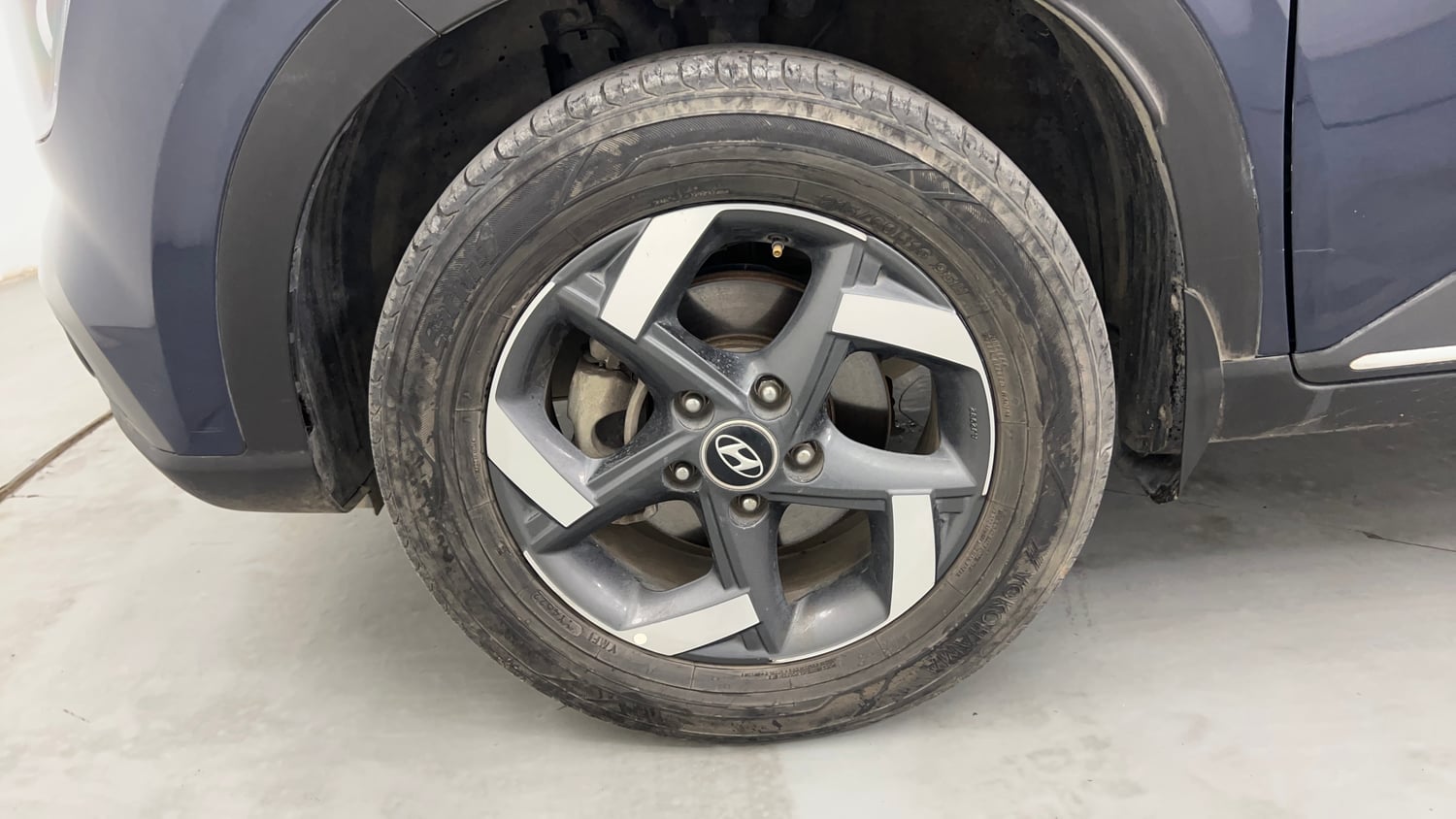 Used 2019 Hyundai Venue SX Plus 1.0 Turbo DCT Dual Tone Petrol Automatic tyres LEFT FRONT TYRE RIM VIEW