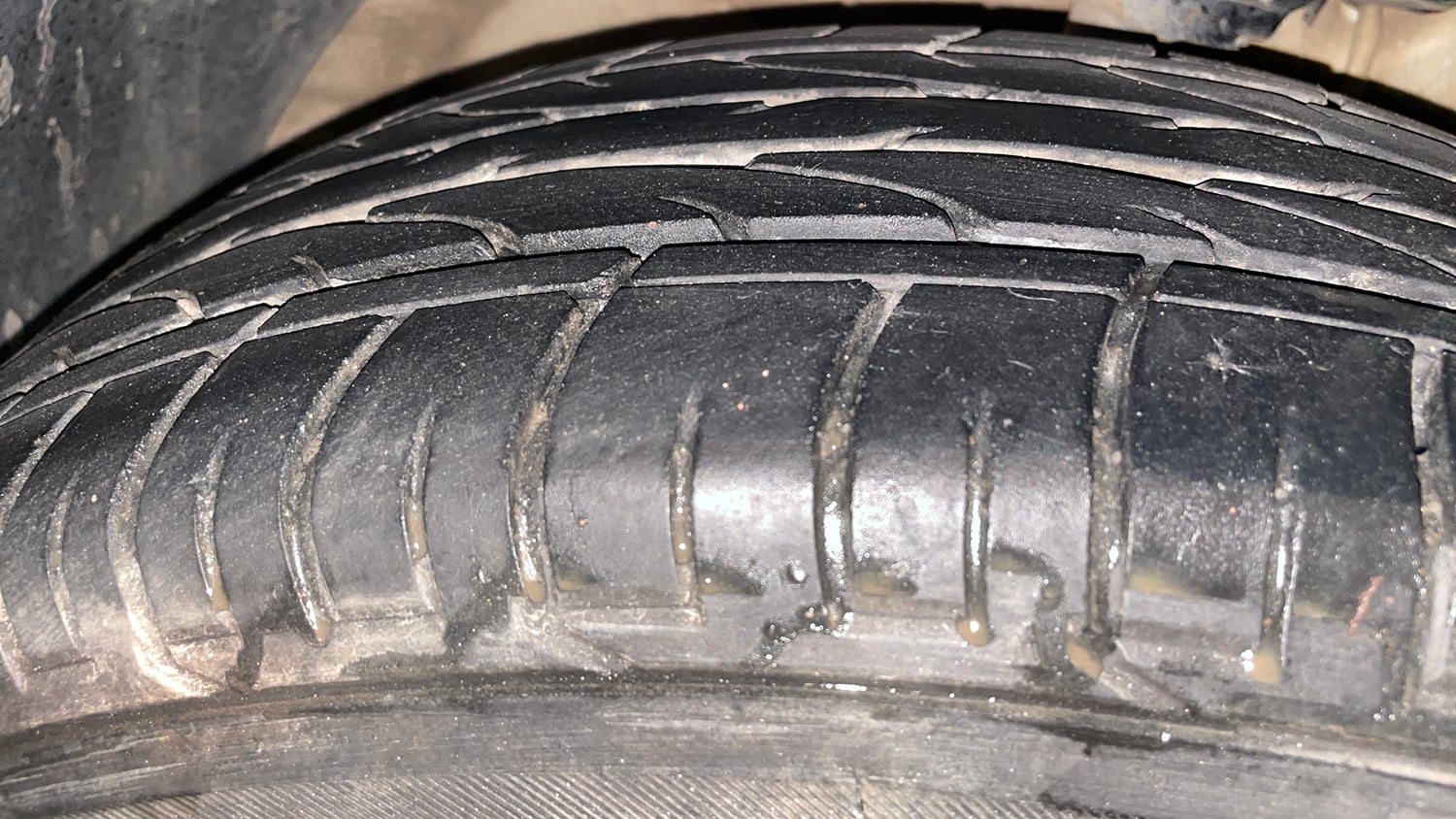 Used 2022 Mahindra XUV 300 W6 1.2 Petrol AMT Petrol Automatic tyres RIGHT FRONT TYRE TREAD VIEW