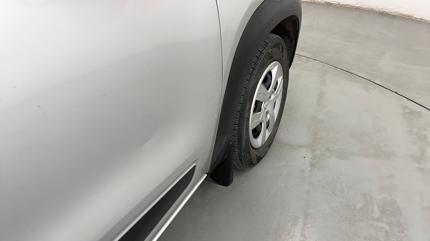 Used 2018 Renault Kwid RXT Petrol Manual dents MINOR SCRATCH