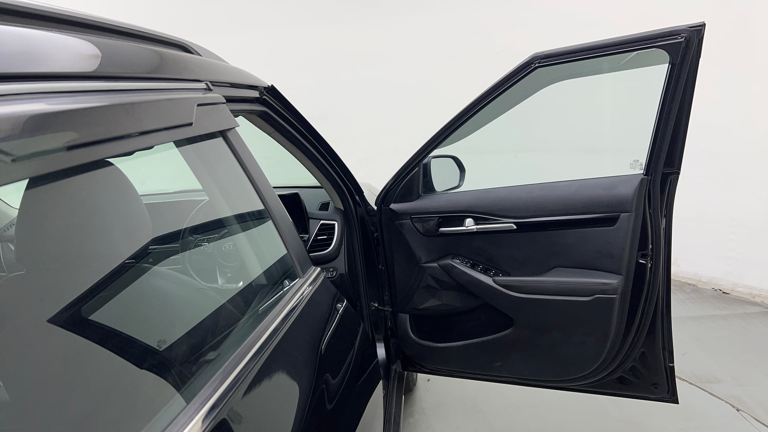 Used 2021 Kia Seltos Anniversary Edition 1.5 Petrol Manual interior RIGHT FRONT DOOR OPEN VIEW
