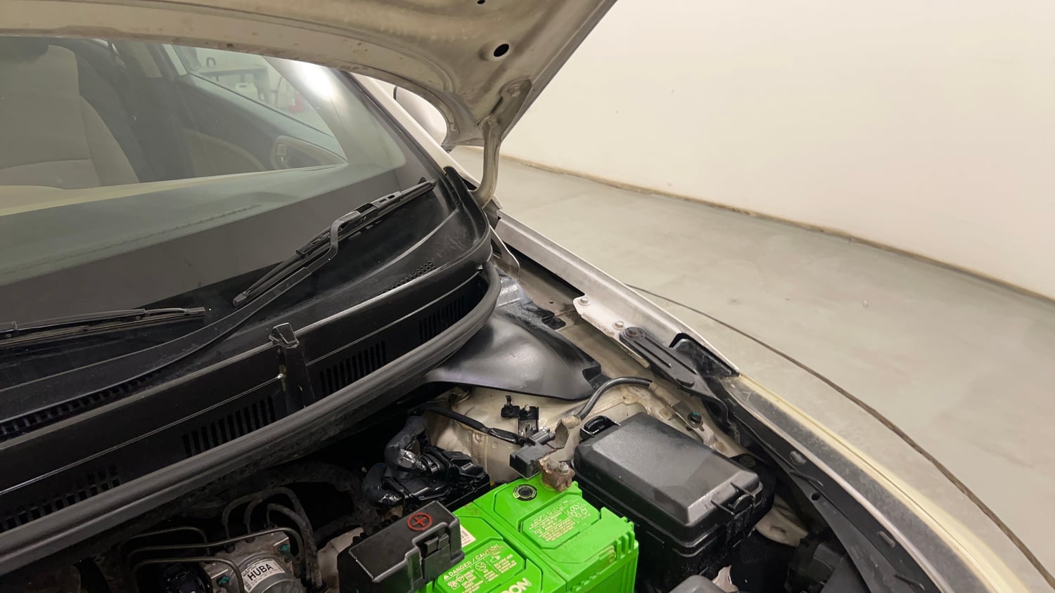 Used 2016 Hyundai Elite i20 Asta 1.2 (O) Petrol Manual engine ENGINE LEFT SIDE HINGE & APRON VIEW