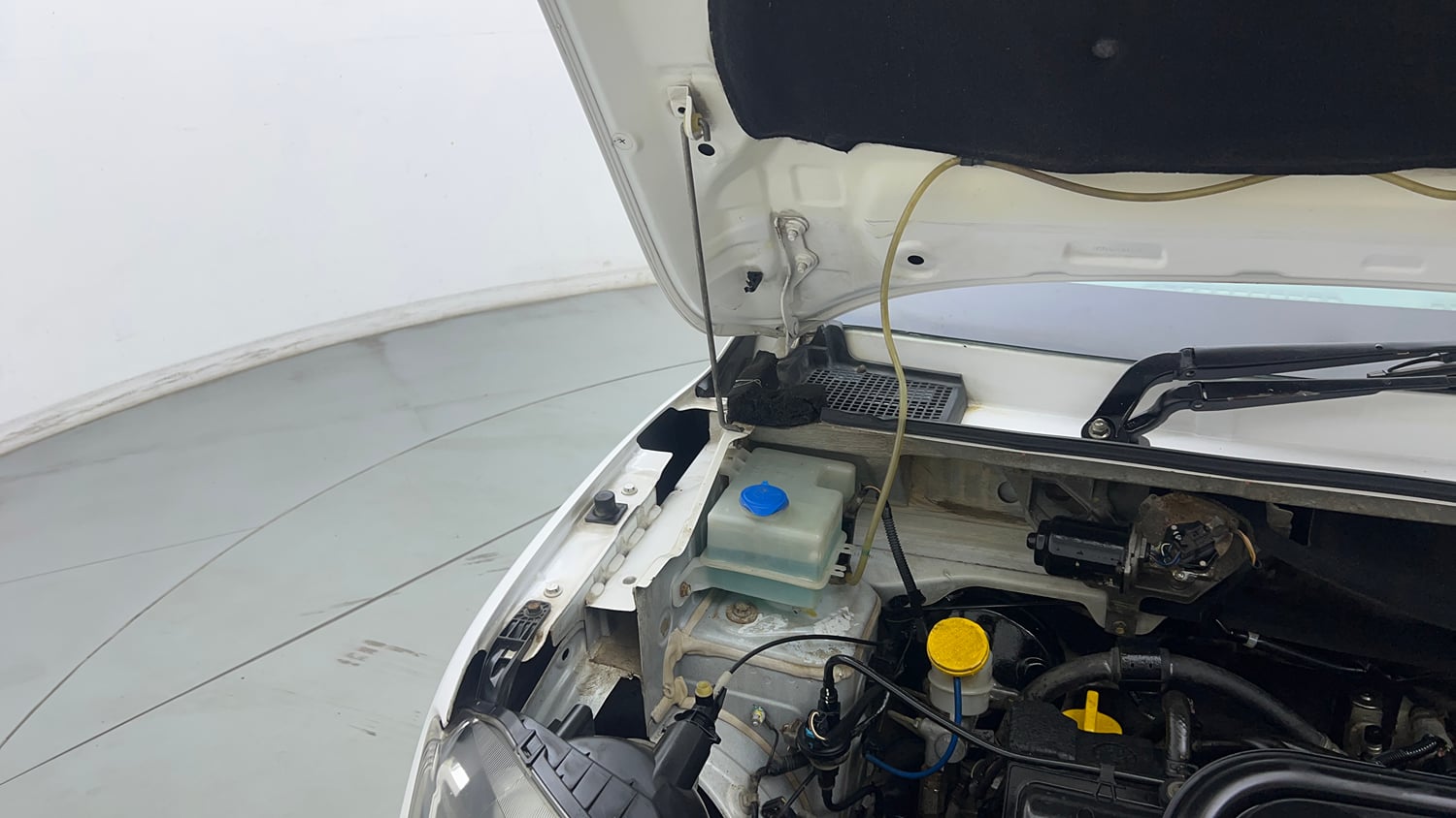 Used 2018 Renault Kwid RXL Petrol Manual engine ENGINE RIGHT SIDE HINGE & APRON VIEW