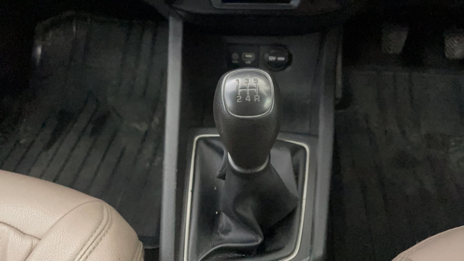 Used 2017 Hyundai Elite i20 Sportz 1.2 Petrol Manual interior GEAR  KNOB VIEW