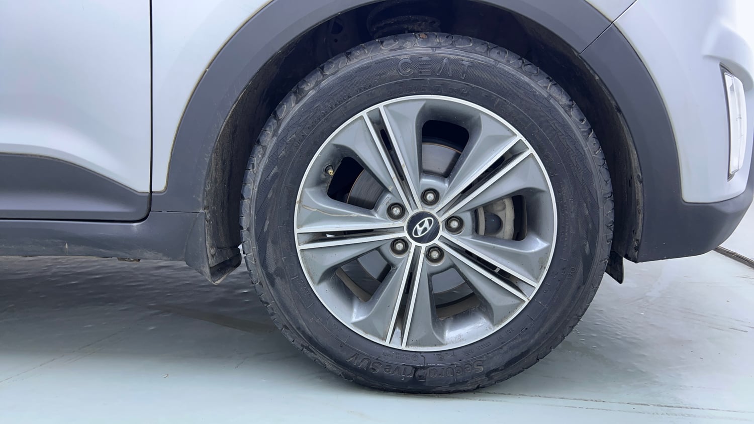 Used 2017 Hyundai Creta 1.6 SX Plus AT Petrol Petrol Automatic tyres RIGHT FRONT TYRE RIM VIEW