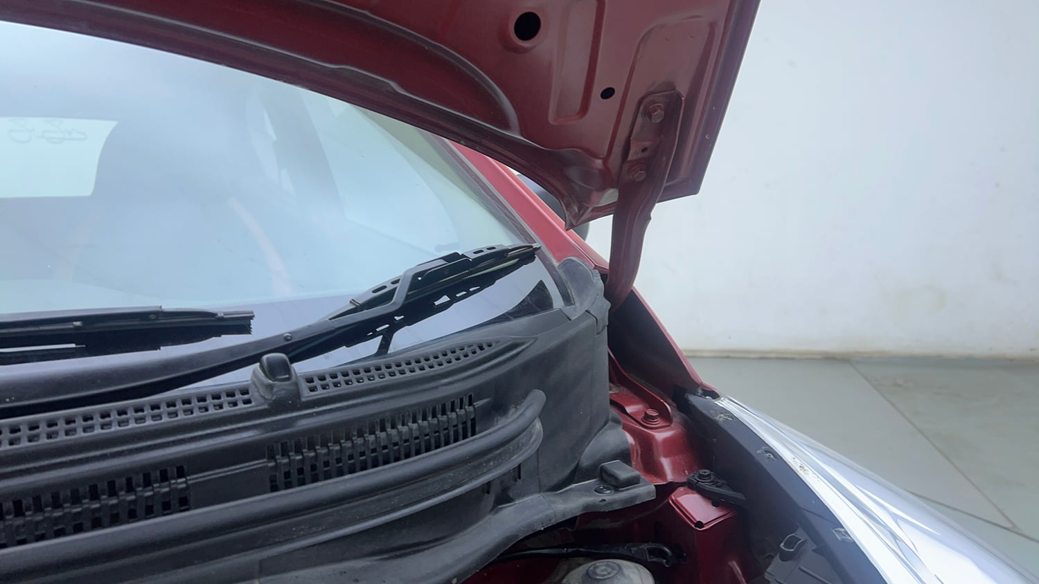 Used 2016 Hyundai Eon Magna + Petrol Manual engine ENGINE LEFT SIDE HINGE & APRON VIEW