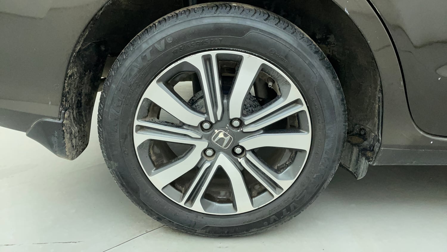 Used 2023 Honda Amaze VX MT 1.2 Petrol Petrol Manual tyres RIGHT REAR TYRE RIM VIEW