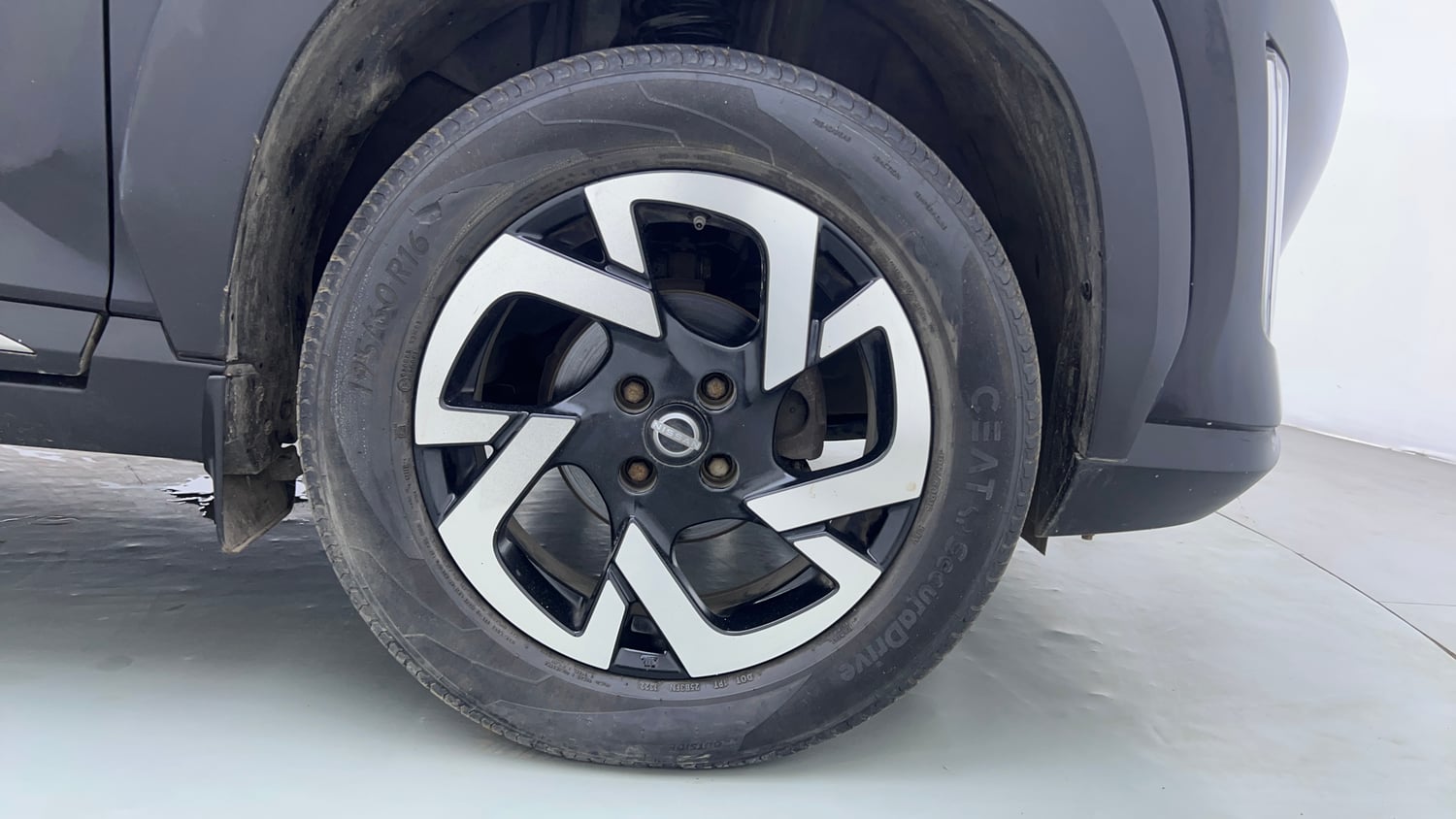 Used 2021 Nissan Magnite XV Premium Turbo (O) Petrol Manual tyres RIGHT FRONT TYRE RIM VIEW