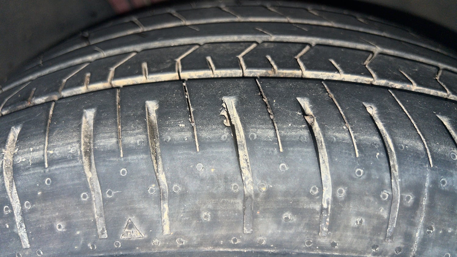 Used 2025 Skoda Slavia Style 1.0L TSI MT Petrol Manual tyres RIGHT FRONT TYRE TREAD VIEW
