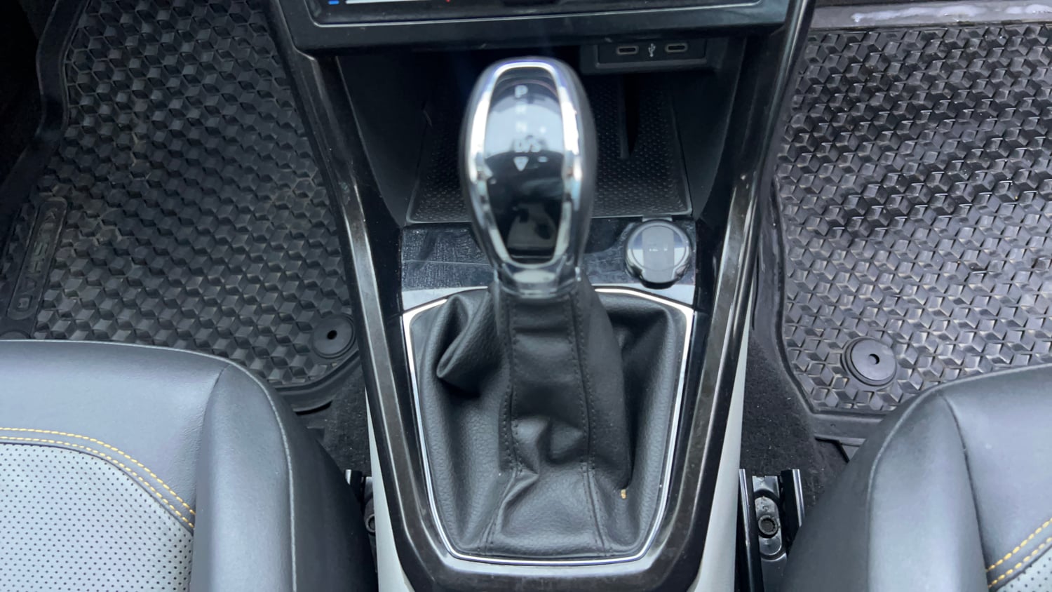 Used 2022 Skoda Kushaq Style 1.5L TSI DSG (6 Airbags) Petrol Automatic interior GEAR  KNOB VIEW