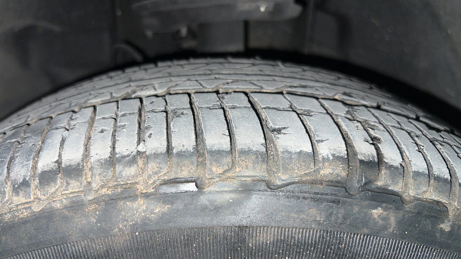 Used 2022 Tata Tiago XZA Plus Petrol Automatic tyres LEFT FRONT TYRE TREAD VIEW