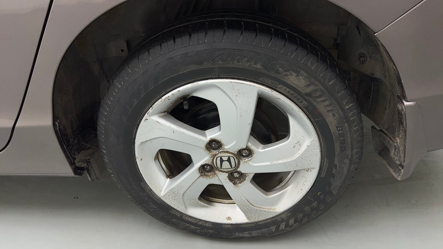 Used 2015 Honda City VX CVT Petrol Automatic tyres LEFT REAR TYRE RIM VIEW