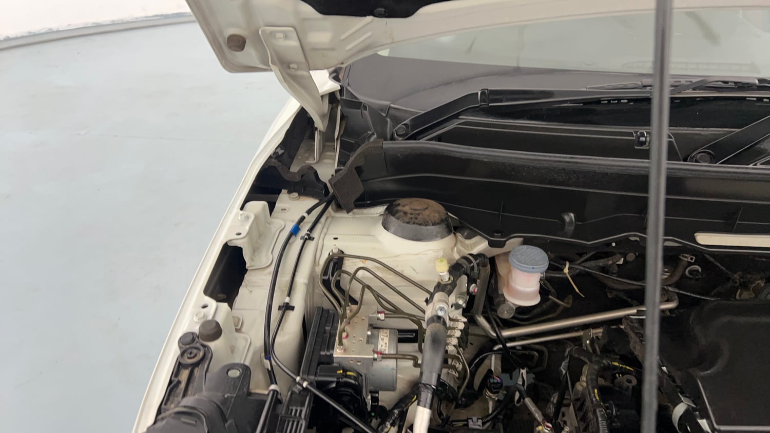 Used 2023 Maruti Suzuki Brezza ZXi Petrol Manual engine ENGINE RIGHT SIDE HINGE & APRON VIEW
