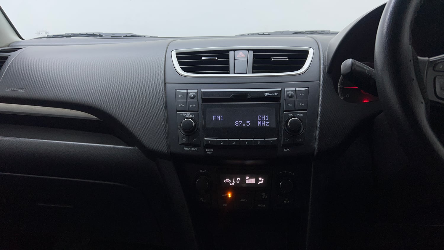 Used 2015 Maruti Suzuki Swift ZXi Petrol Manual interior MUSIC SYSTEM & AC CONTROL VIEW
