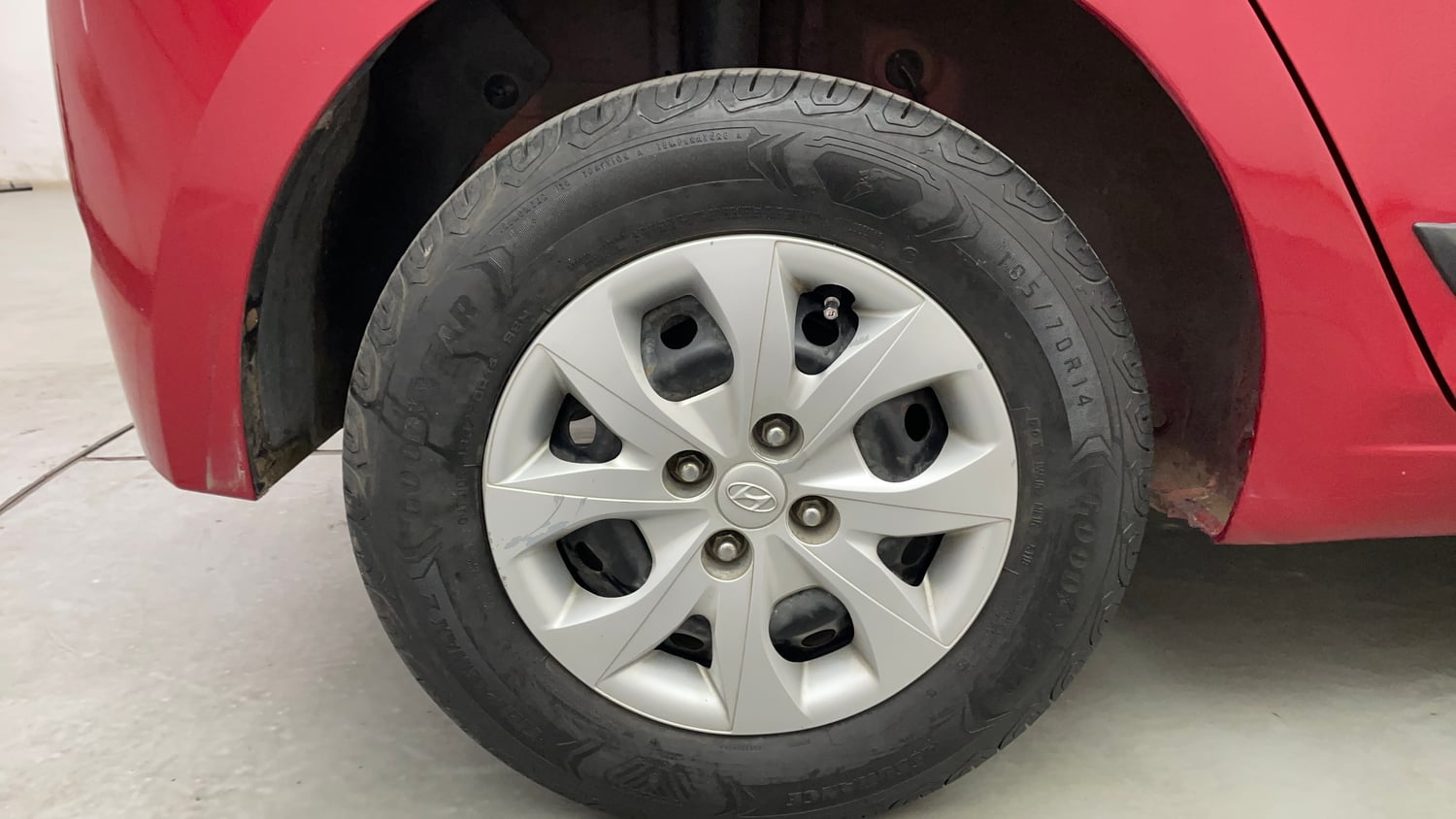 Used 2016 Hyundai Elite i20 Sportz 1.2 Petrol Manual tyres RIGHT REAR TYRE RIM VIEW