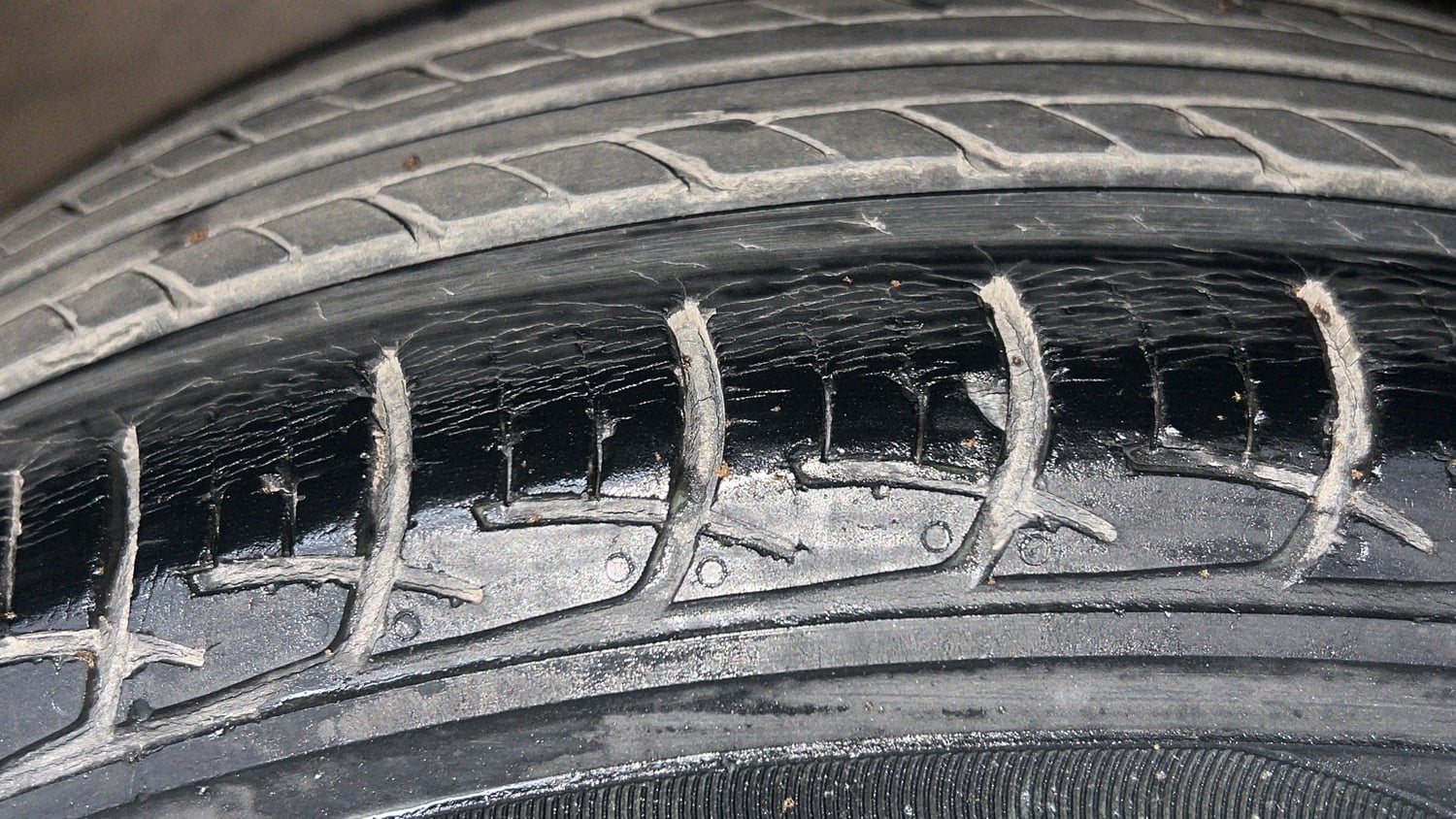 Used 2015 Maruti Suzuki Ciaz VXi+ AT Petrol Automatic tyres RIGHT FRONT TYRE TREAD VIEW