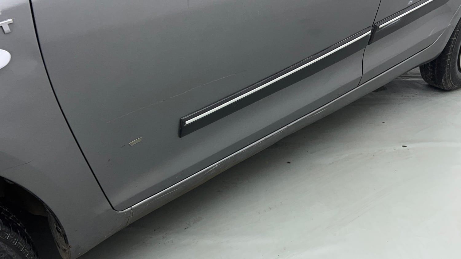 Used 2014 Maruti Suzuki Swift LXi Petrol Manual dents MINOR DENT