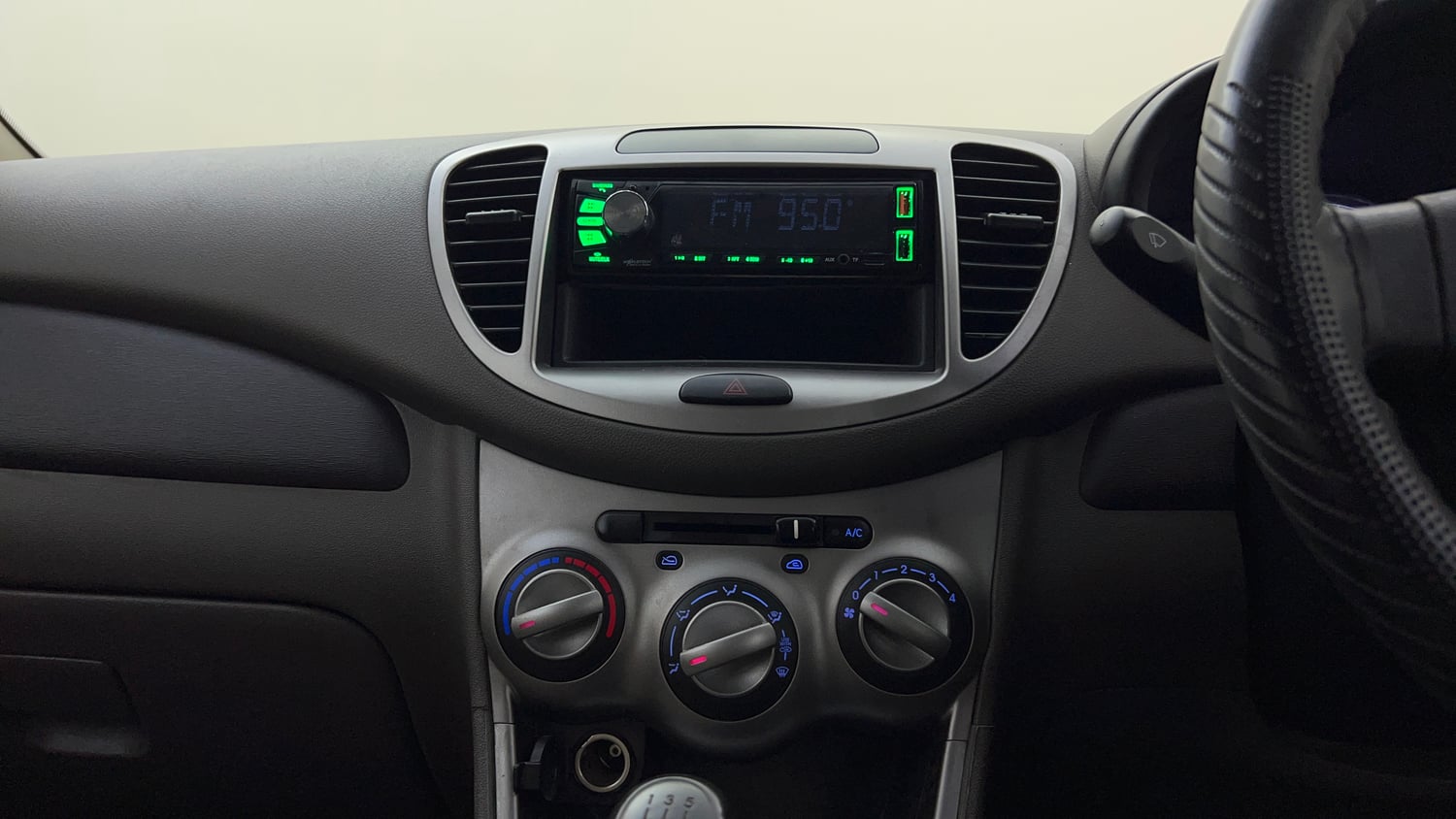 Used 2014 Hyundai i10 Magna 1.1 iRDE2 Petrol Manual interior MUSIC SYSTEM & AC CONTROL VIEW