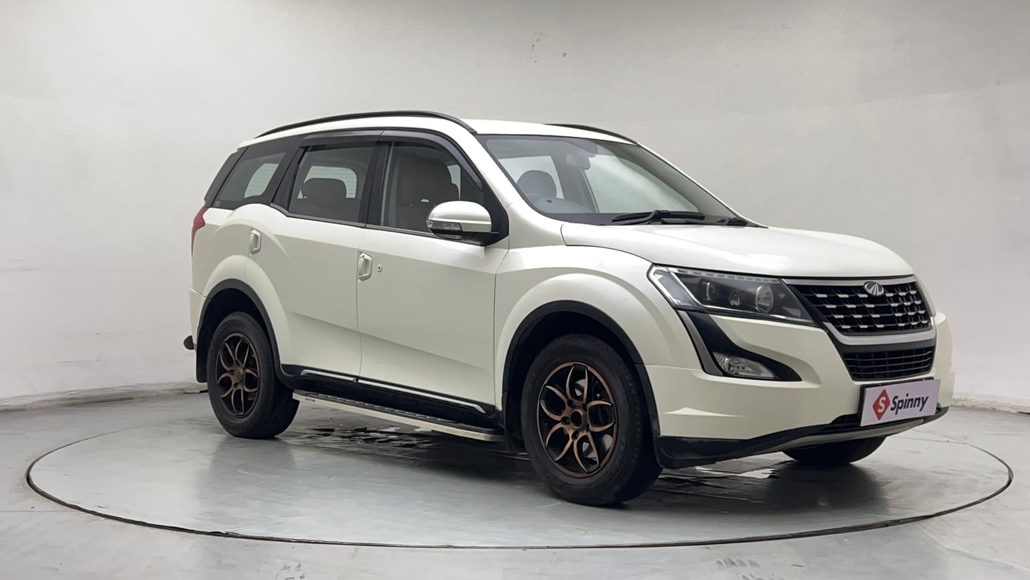 Used 2021 Mahindra XUV500 W7 Diesel Manual exterior RIGHT FRONT CORNER VIEW