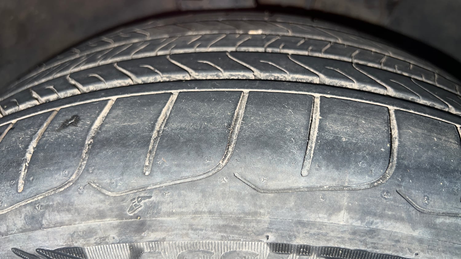 Used 2023 Hyundai Verna SX (O) 1.5 Turbo Petrol DCT Petrol Automatic tyres RIGHT FRONT TYRE TREAD VIEW