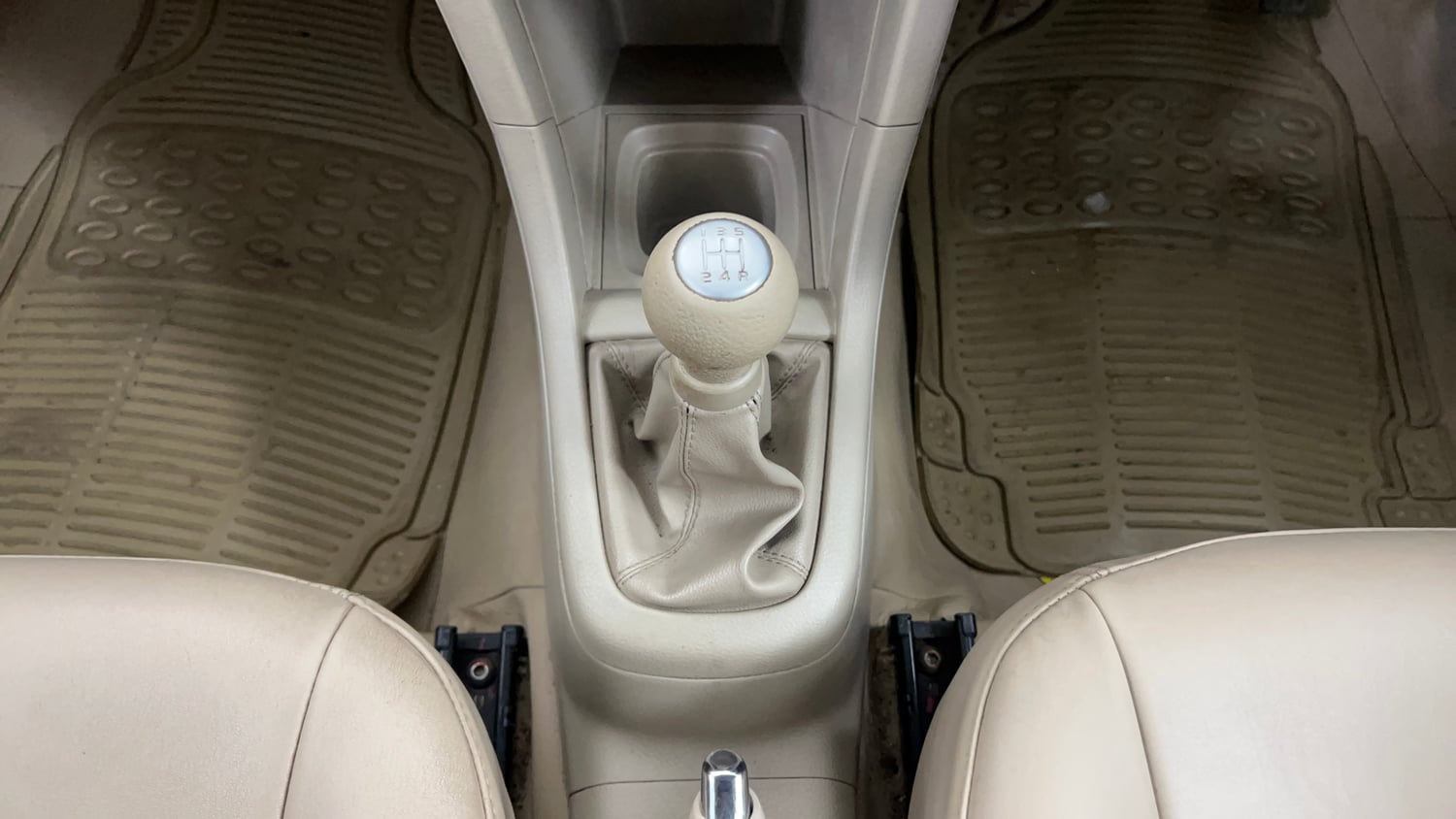 Used 2016 Maruti Suzuki Swift Dzire VXI Petrol Manual interior GEAR  KNOB VIEW