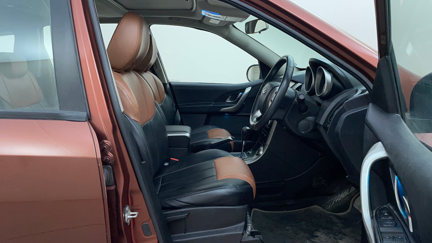 Used 2018 Mahindra XUV500 W9 AT Diesel Automatic interior RIGHT SIDE FRONT DOOR CABIN VIEW