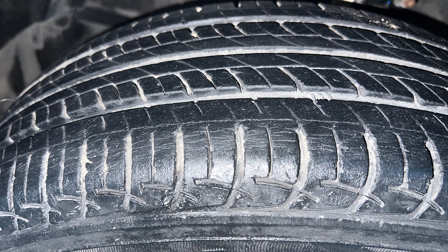 Used 2015 Maruti Suzuki Swift ZXi Petrol Manual tyres LEFT FRONT TYRE TREAD VIEW